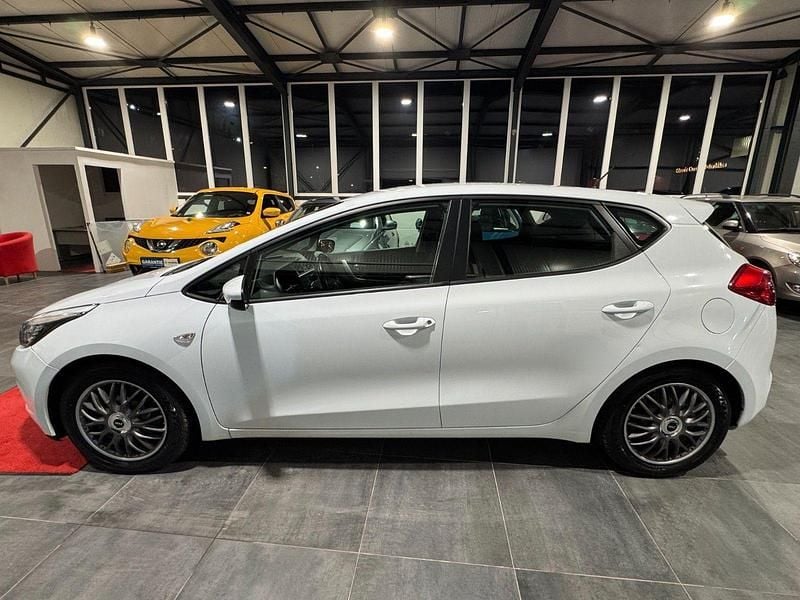 Weiß Gebraucht 2013 Kia Ceed 2 Kleinwagen | 7.990 € (Fairer Preis) - Bild 1/4