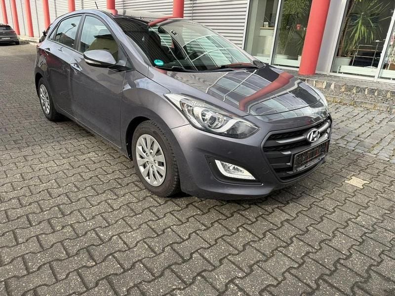 Gebraucht Hyundai i30 Trend 101 PS (74 kW) 2016 Grau Limousine