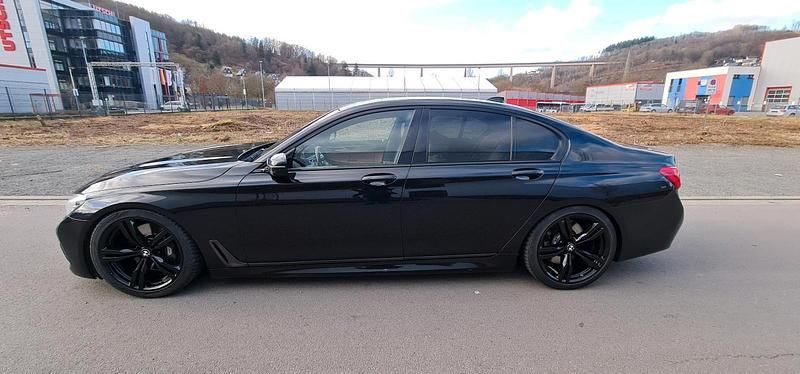 Gebraucht BMW 750 Shadowline 449 PS (330 kW) 2016 Schwarz Limousine