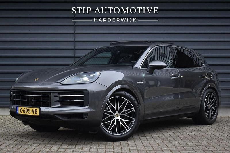 Grau Gebraucht 2024 Porsche Cayenne Sport SUV | 94.900 € (Guter Preis) - Bild 1/4