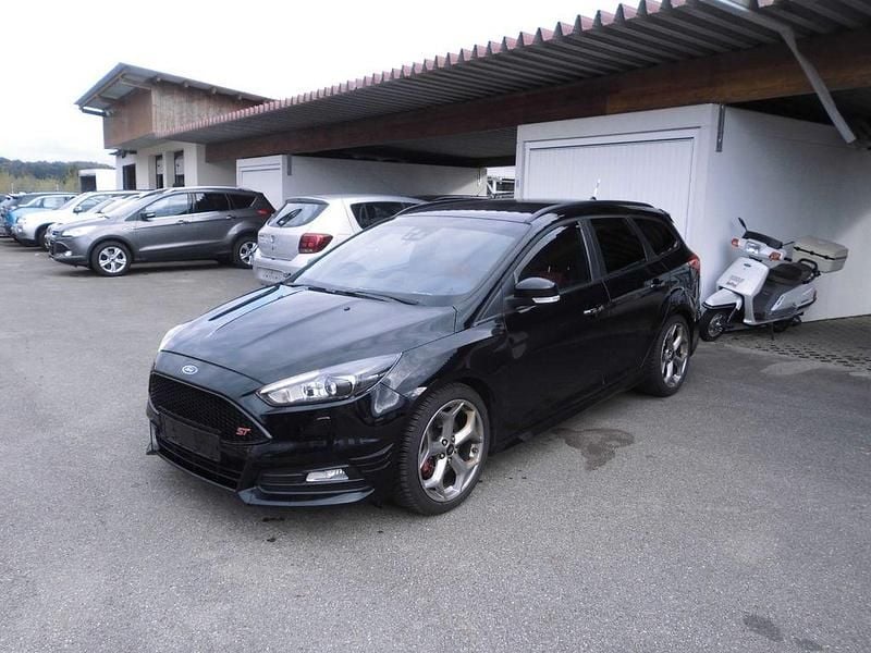 Schwarz Gebraucht 2017 Ford Focus Sport Limousine | 9.700 € (Superpreis) - Bild 1/4