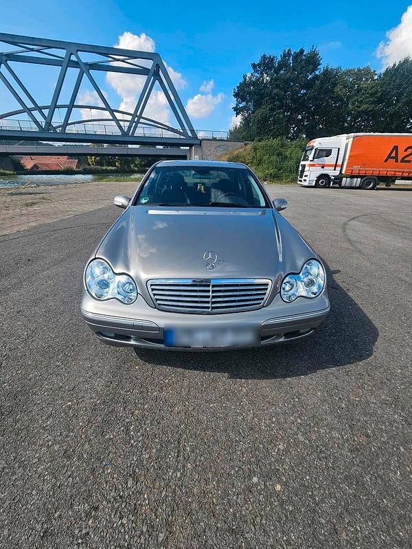 Silber Gebraucht 2003 Mercedes C200 Elegance Limousine | 3.400 € (Etwas zu teuer) - Bild 1/4