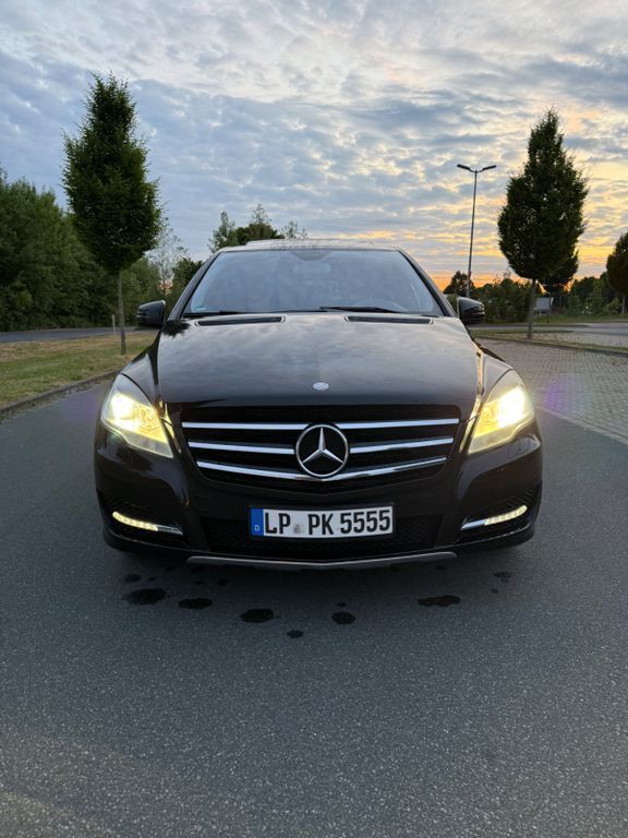 Schwarz Gebraucht 2011 Mercedes R300 Van / Kleinbus | 8.400 € (Fairer Preis) - Bild 1/4