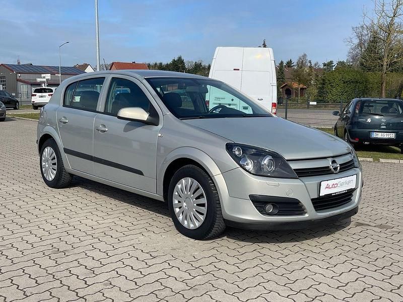 Gebraucht Opel Astra Edition 105 PS (77 kW) 2005 Pannacotta metallic Limousine