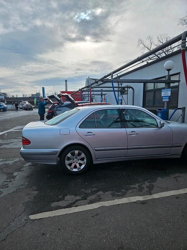 Gebraucht Mercedes E220 150 PS (110 kW) 2000 Silber Limousine