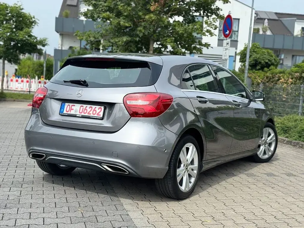 Gebraucht Mercedes A180 122 PS (89 kW) 2017 Grau Limousine