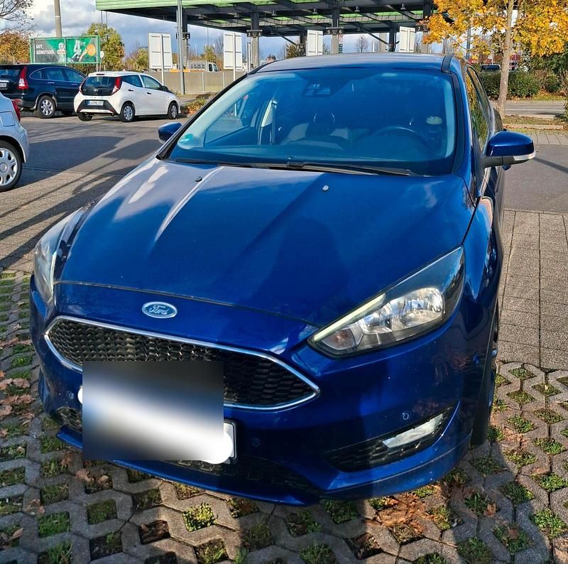 Blau Gebraucht 2015 Ford Focus Limousine | 6.800 € (Fairer Preis) - Bild 1/4
