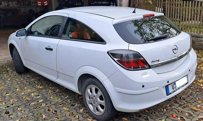 Gebraucht Opel Astra GTC Selection 90 PS (66 kW) 2009 Weiß Limousine
