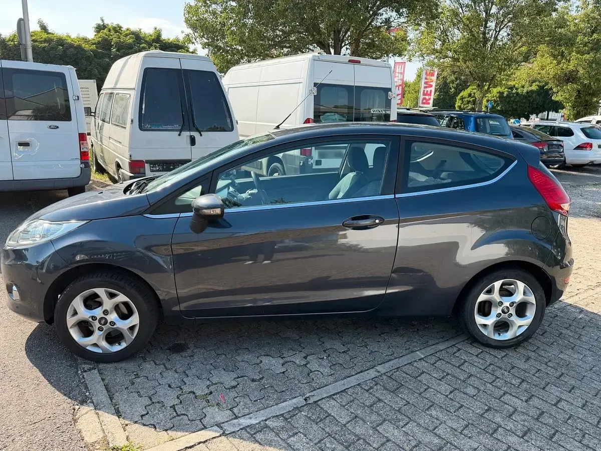 Gebraucht Ford Fiesta 95 PS (69 kW) 2009 Grau Kleinwagen