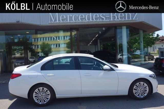 Manufaktur lack manufaktur opalithweiß bright Gebraucht 2024 Mercedes C180 Limousine | 33.980 € (Guter Preis) - Bild 1/4