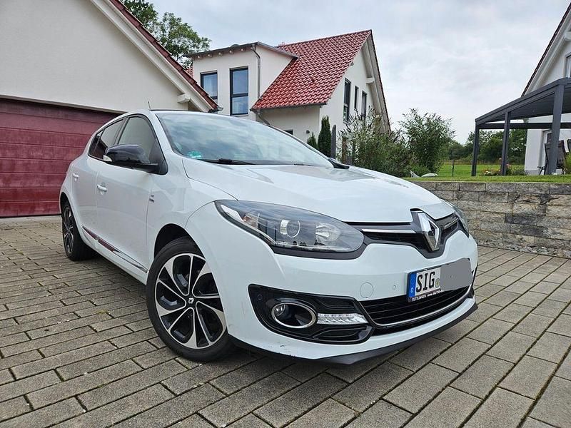 Weiß Gebraucht 2015 Renault Mégane III Bose Edition Limousine | 8.800 € (Fairer Preis) - Bild 1/4
