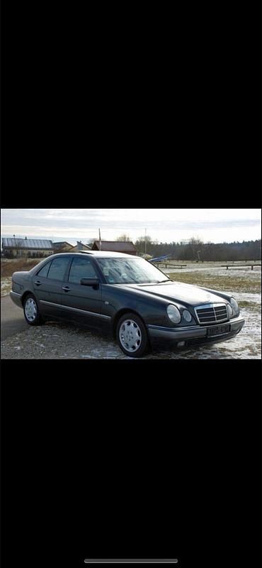 Schwarz Gebraucht 1996 Mercedes E230 Elegance Limousine | 7.599 € - Bild 1/4
