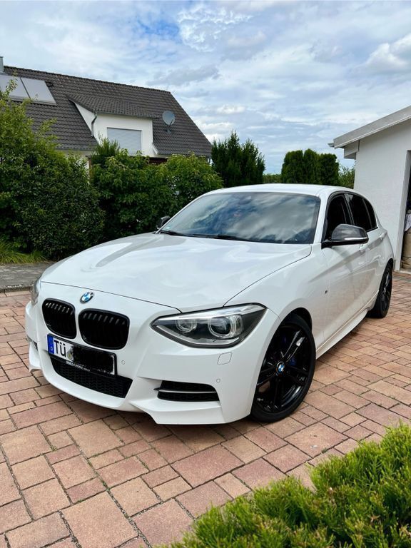 Weiß Gebraucht 2014 BMW M135 Sport Line Kleinwagen | 20.000 € (Etwas zu teuer) - Bild 1/4