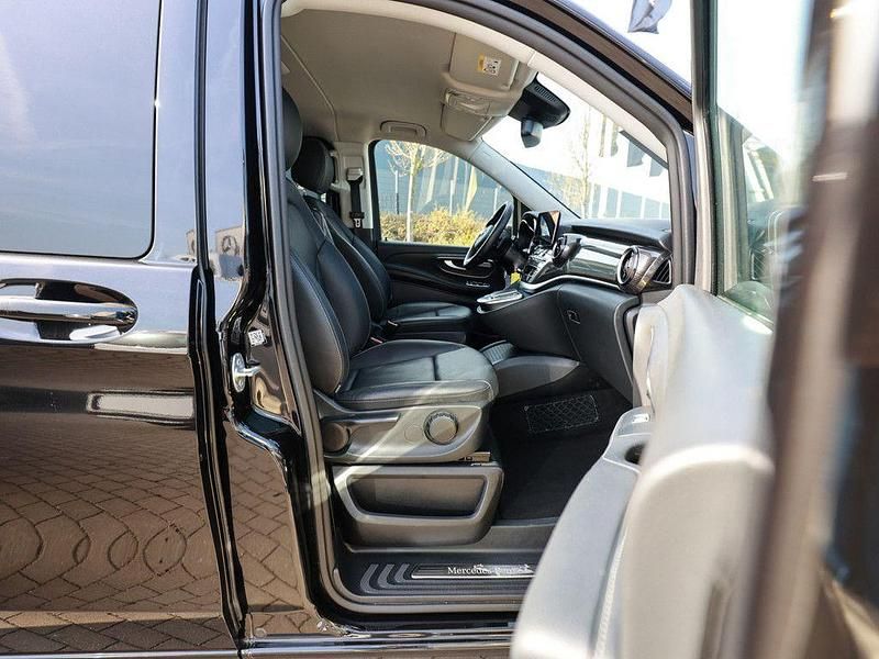 Gebraucht Mercedes V300 Avantgarde Edition 237 PS (174 kW) 2024 Schwarz / obsidianschwarz Van / Kleinbus