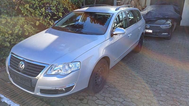 Silber Gebraucht 2010 VW Passat Comfortline Kombi | 4.990 € - Bild 1/4