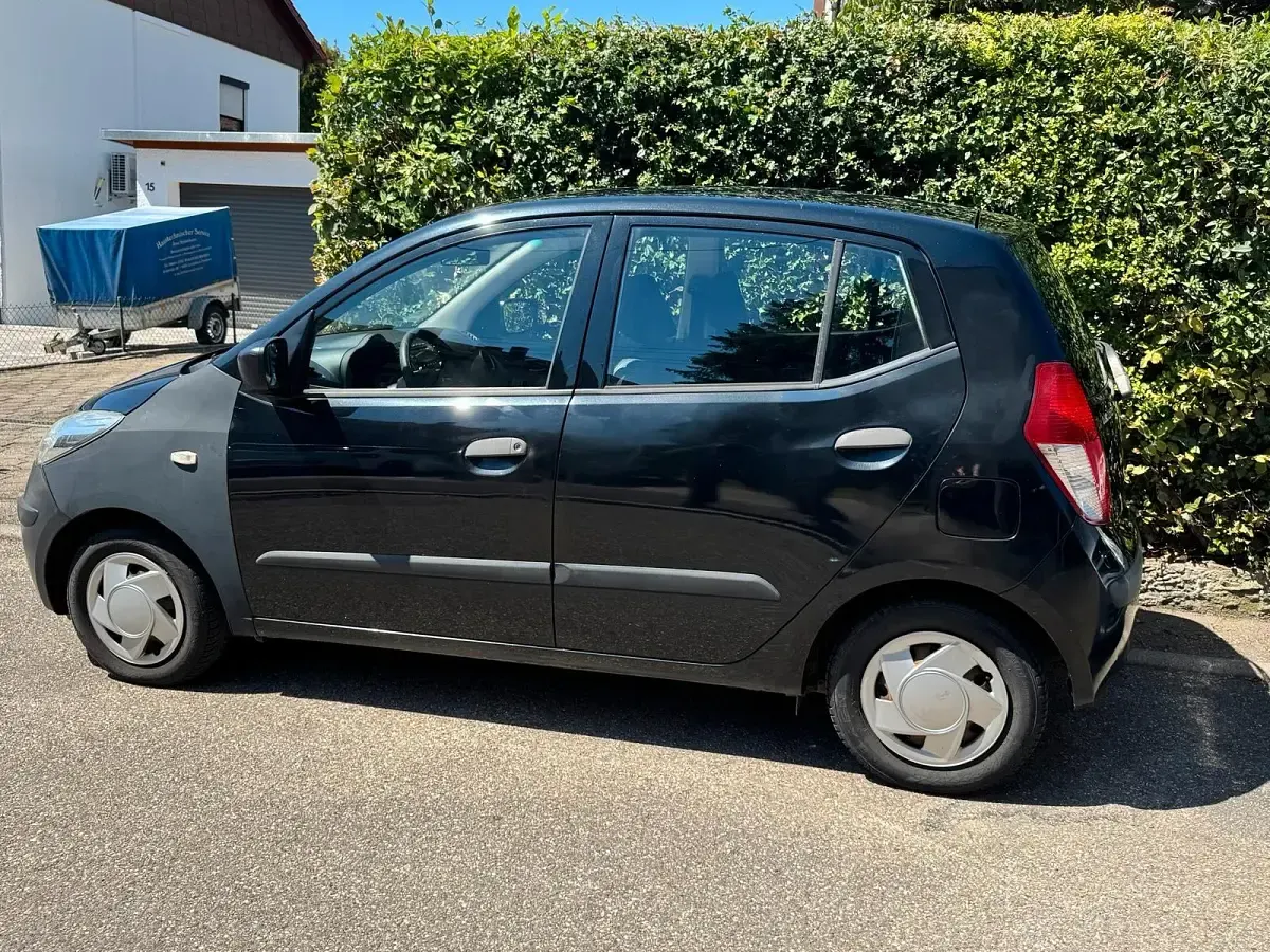 Gebraucht Hyundai i10 67 PS (49 kW) 2011 Schwarz Kleinwagen