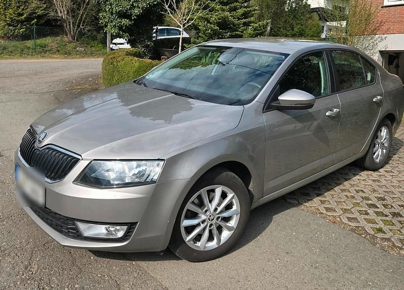 Usado Skoda Octavia 105 HP (77 kW) 2013 Prateado Sedan