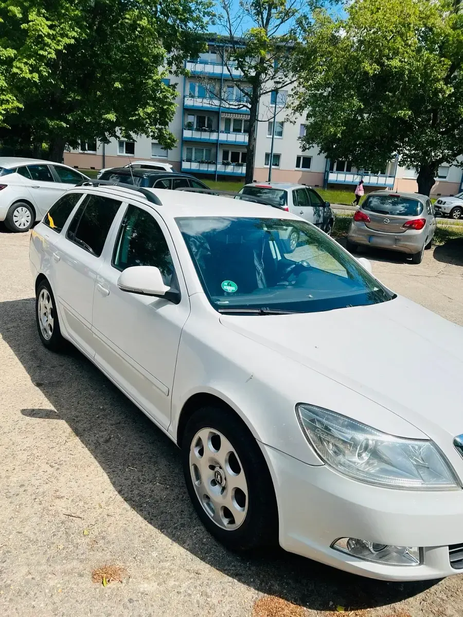Gebraucht Skoda Octavia 105 PS (77 kW) 2012 Weiß Kombi