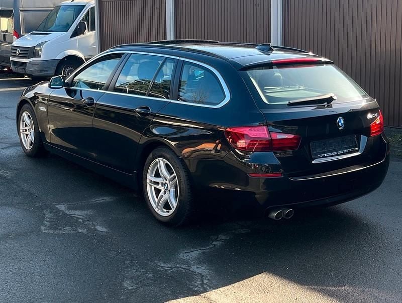 Gebraucht BMW 520 Performance 190 PS (139 kW) 2015 Black sapphire metallic Kombi