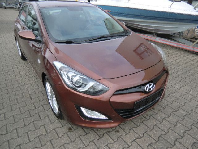 Braun Gebraucht 2013 Hyundai i30 Classic Limousine | 5.150 € (Guter Preis) - Bild 1/4