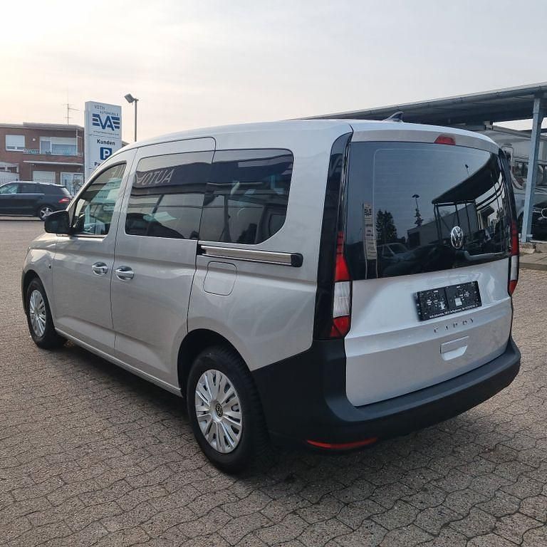 Gebraucht VW Caddy Basis 102 PS (75 kW) 2023 Silber Van / Kleinbus