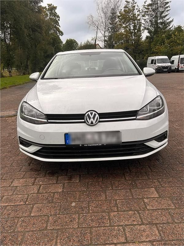 Weiß Gebraucht 2018 VW Golf VII Limousine | 9.990 € (Superpreis) - Bild 1/4