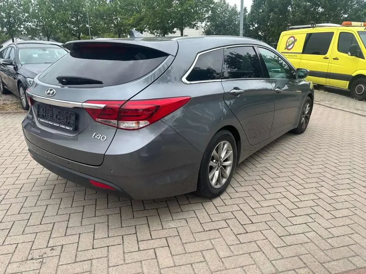 Gebraucht Hyundai i40 Trend 135 PS (99 kW) 2018 Titanum silver / met Kombi