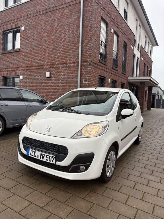 Gebraucht Peugeot 107 Active 68 PS (50 kW) 2013 Weiß Kleinwagen