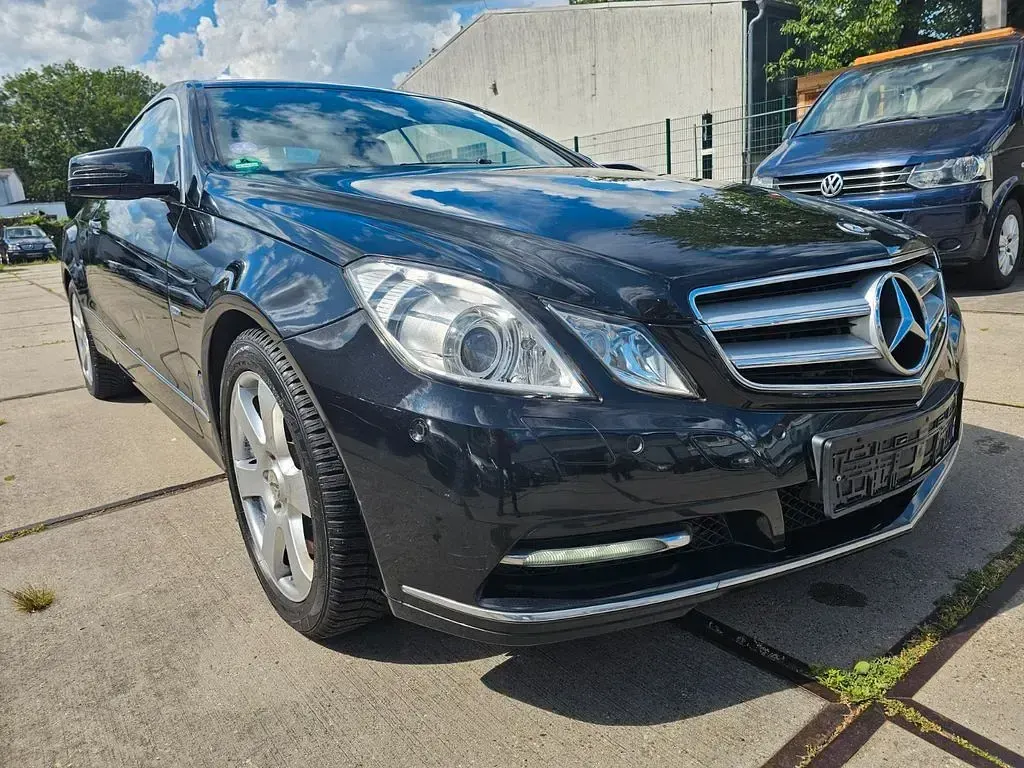Gebraucht Mercedes E200 184 PS (135 kW) 2011 Schwarz Coupé