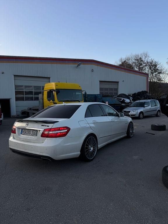 Gebraucht Mercedes E350 AMG 306 PS (225 kW) 2012 Weiß Limousine