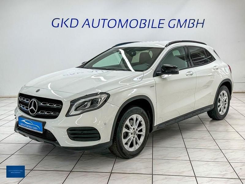 Weiß Gebraucht 2018 Mercedes GLA200 AMG line SUV | 21.490 € (Fairer Preis) - Bild 1/4