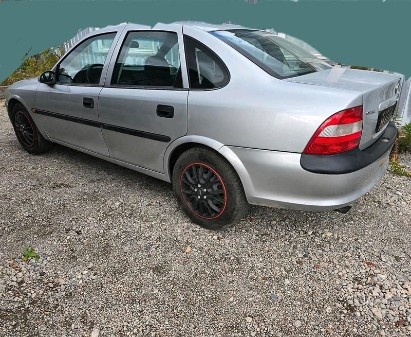 Silber Gebraucht 1998 Opel Vectra Limousine | 1.650 € (Fairer Preis) - Bild 1/4