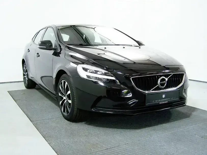 Gebraucht Volvo V40 Momentum 152 PS (111 kW) 2018 Onyx black (metallic) Kombi