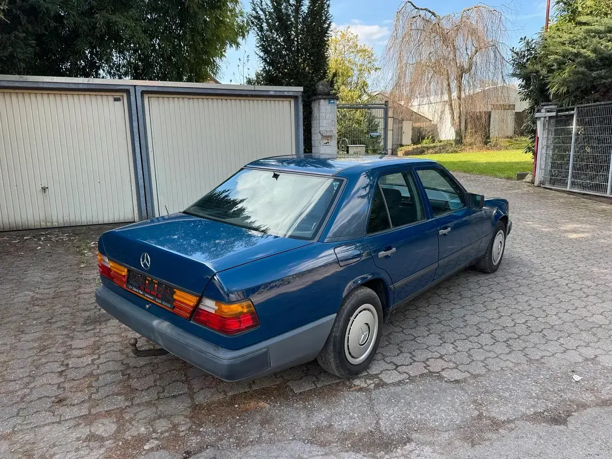 Gebraucht Mercedes E230 132 PS (97 kW) 1988 Blau Limousine