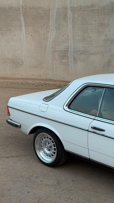 Second-hand Mercedes 230 1983 Alb Coupe