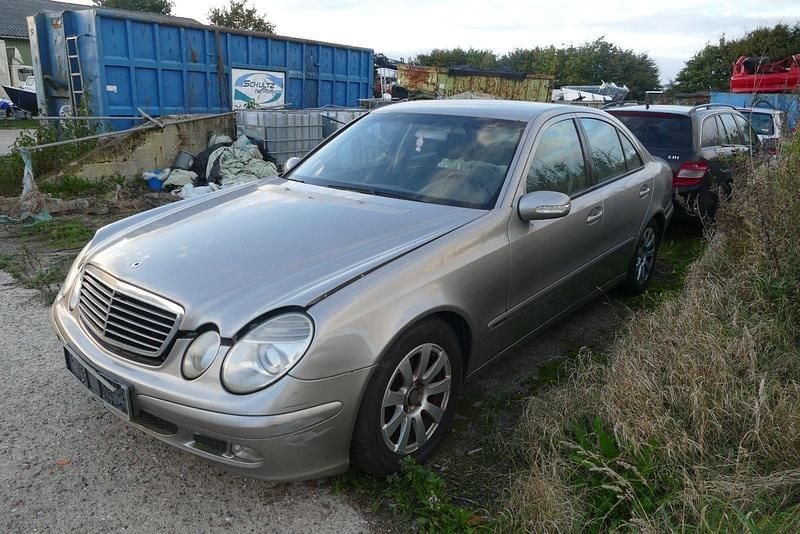 Grau Gebraucht 2004 Mercedes E220 Limousine | 1.490 € (Superpreis) - Bild 1/4