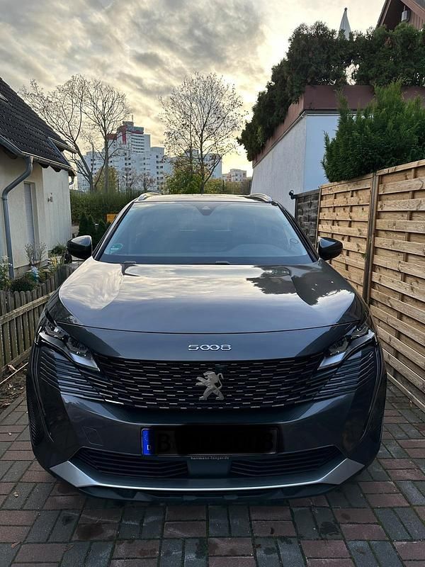 Grau Gebraucht 2021 Peugeot 5008 Van / Kleinbus | 28.900 € (Guter Preis) - Bild 1/4