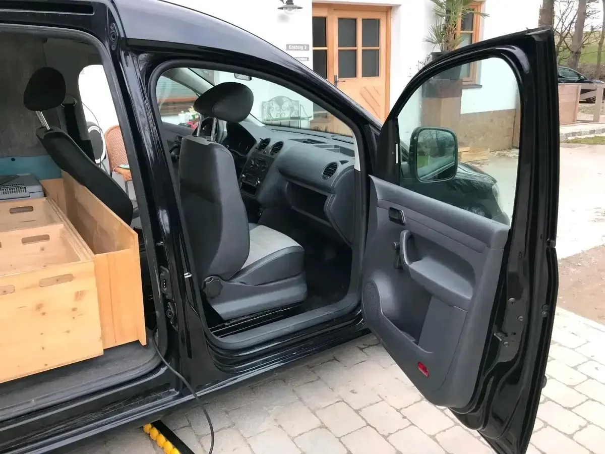 Gebraucht VW Caddy 102 PS (75 kW) 2011 Schwarz Van / Kleinbus