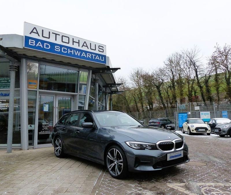 Grau Gebraucht 2021 BMW 318 Advantage Kombi | 24.950 € (Guter Preis) - Bild 1/4
