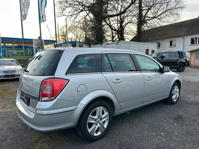 Gebraucht Opel Astra Edition 116 PS (85 kW) 2011 Grau Kombi