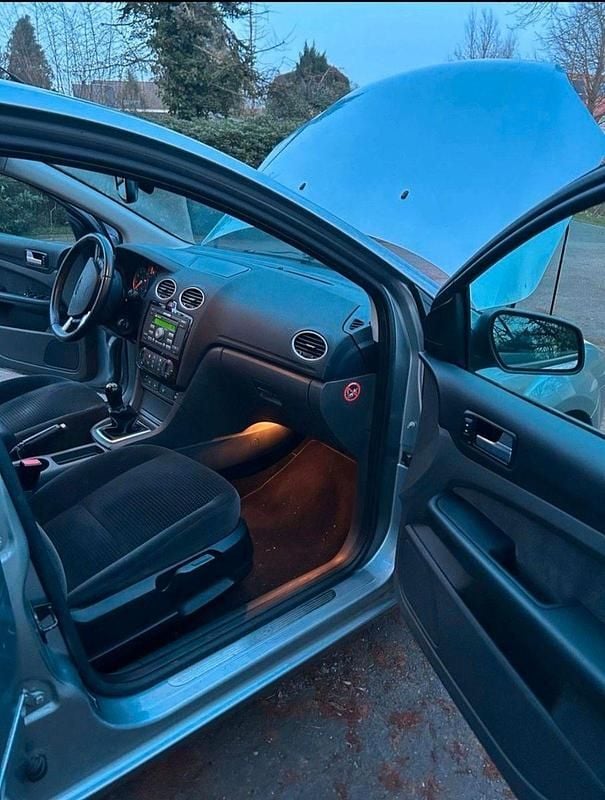 Gebraucht Ford Focus Ghia 101 PS (74 kW) 2005 Grau Limousine