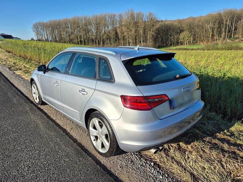 Silber Gebraucht 2014 Audi A3 Limousine | 9.900 € (Fairer Preis) - Bild 1/4