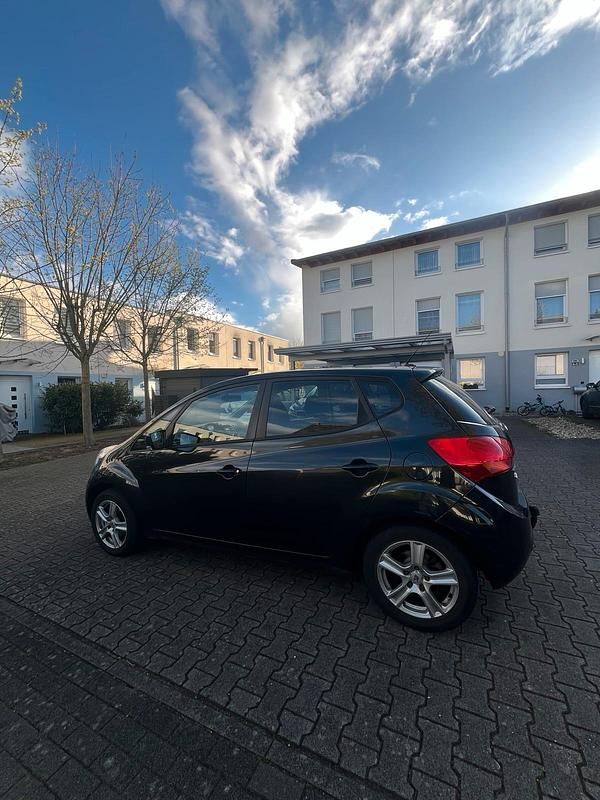 Gebraucht Kia Venga 128 PS (94 kW) 2011 Schwarz Kleinwagen