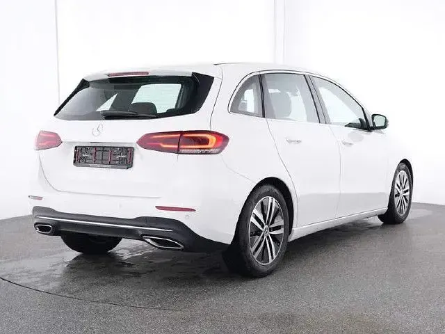 Gebraucht Mercedes B200 163 PS (119 kW) 2022 Weiß Kleinwagen