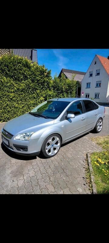 Grau Gebraucht 2006 Ford Focus Limousine | 1.650 € (Guter Preis) - Bild 1/4