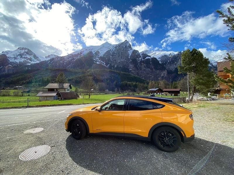 Gebraucht Ford Mustang Mach-E 197 kW (269 PS) 2022 Orange SUV