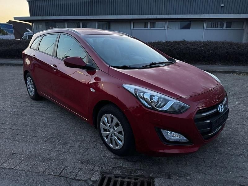 Gebraucht Hyundai i30 110 PS (80 kW) 2016 Rot Kombi