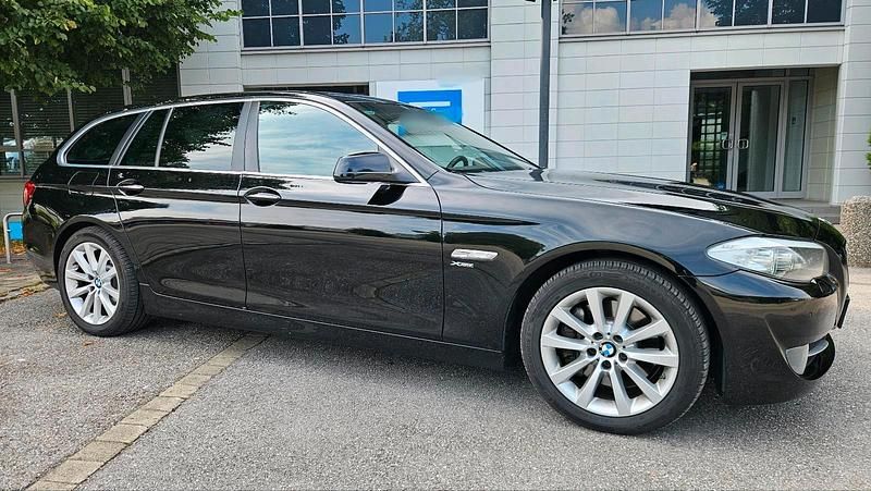 Gebraucht BMW 530 258 PS (189 kW) 2011 Blau Kombi