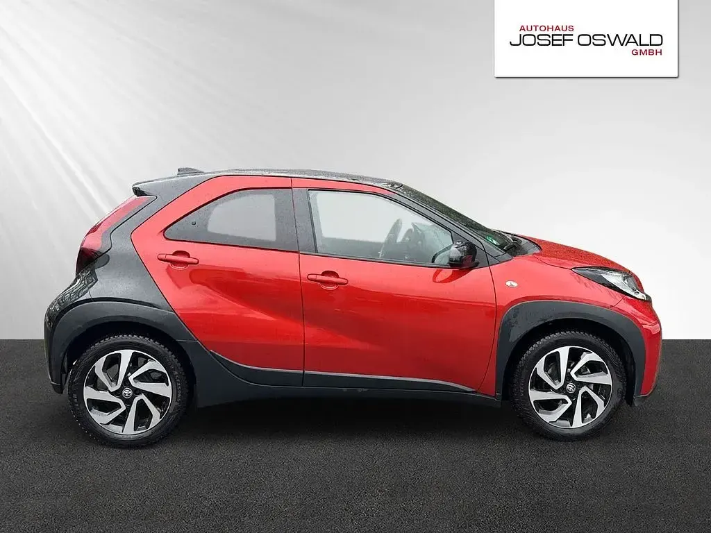 Gebraucht Toyota Aygo X Basis 72 PS (52 kW) 2024 Chili red perleffekt/ night sky black SUV