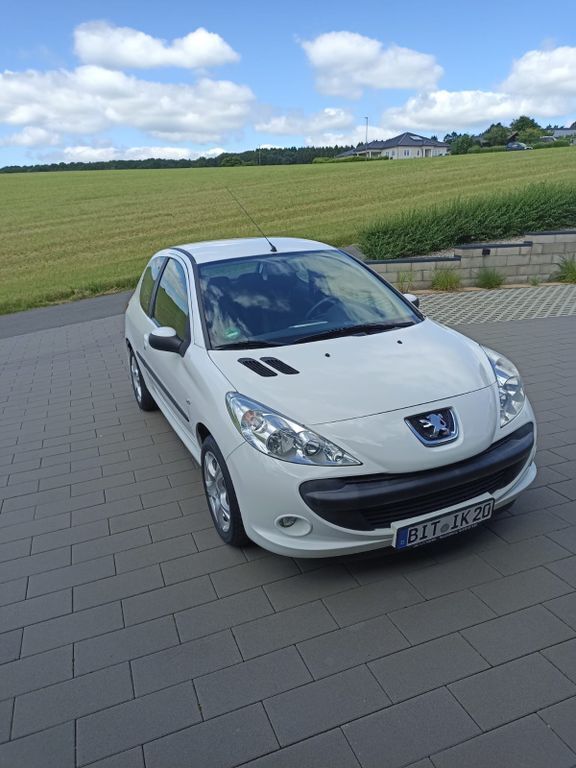 Weiß Gebraucht 2010 Peugeot 206 Limousine | 2.850 € (Fairer Preis) - Bild 1/4